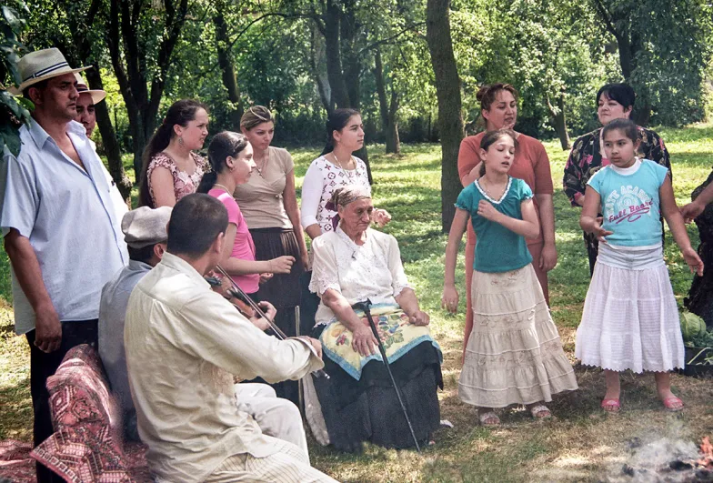 Noncia siedzi w środku, wokół kilka pokoleń jej rodziny