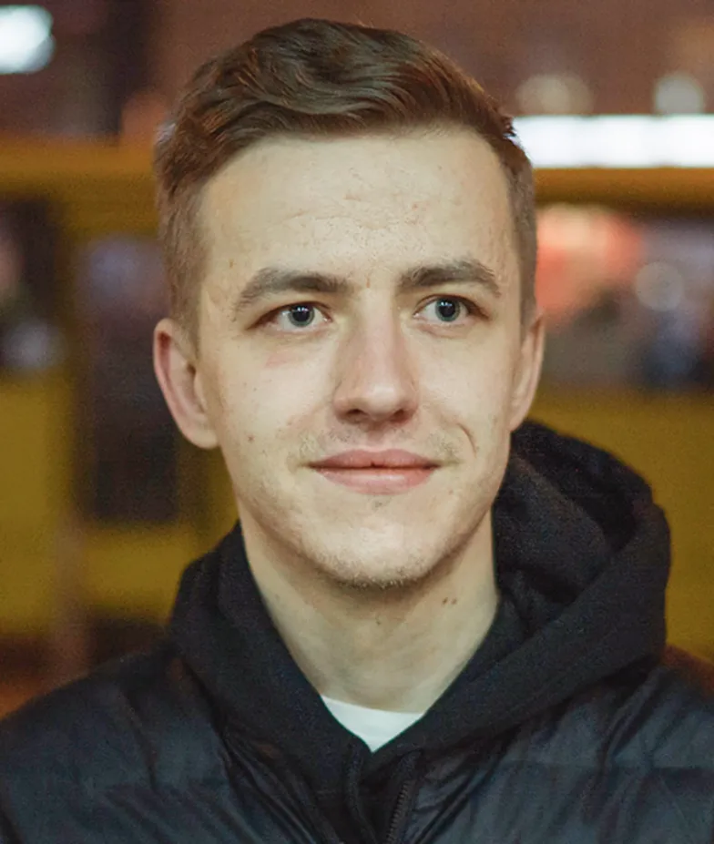 OLEH złapał się na tym, że gdy wychodzi na balkon na papierosa, wpatruje się w niebo. Na razie puste. Fot. Paweł Pieniążek