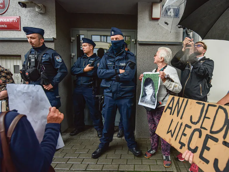 „Dziękujemy za gaz łzawiący, bicie, ciągnięcie po asfalcie, szarpanie, grzywny” – mówiły do policjantów działaczki Ogólnopolskiego Strajku Kobiet podczas demonstracji „Solidarnie z Joanną”. Kraków, 25 lipca 2023 r. / JACEK TARAN