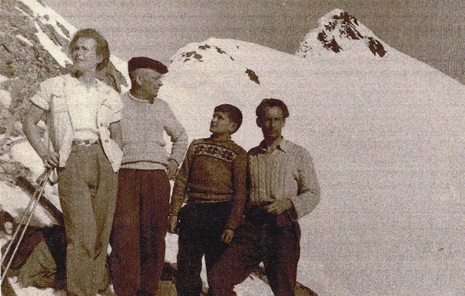Od lewej: Barbara Grocholska, Józef Krzeptowski „Ujek”, Włodzimierz Czarniak i Jacek Woźniakowski – na przełęczy Zawrat / Fot. Archiwum Barbary Grocholskiej