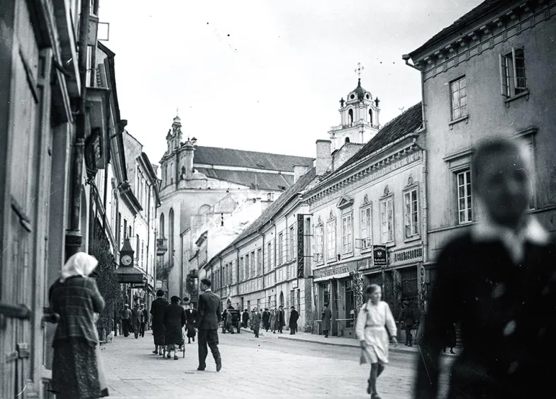 Wilno, ulica Zamkowa. W tle kościół św. Jana, bliżej kolektura loterii państwowej i galanteria F. Frliczki, czerwiec 1935 r. / NARODOWE ARCHIWUM CYFROWE