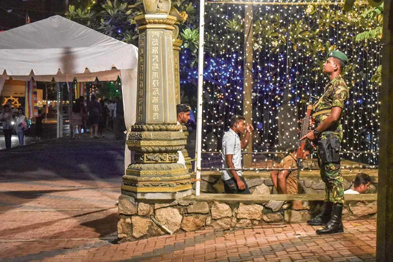 Przed buddyjską świątynią podczas obchodów święta Vesak. Centrum Colombo, 18 maja 2019 r. / FOT. TOMASZ AUGUSTYNIAK