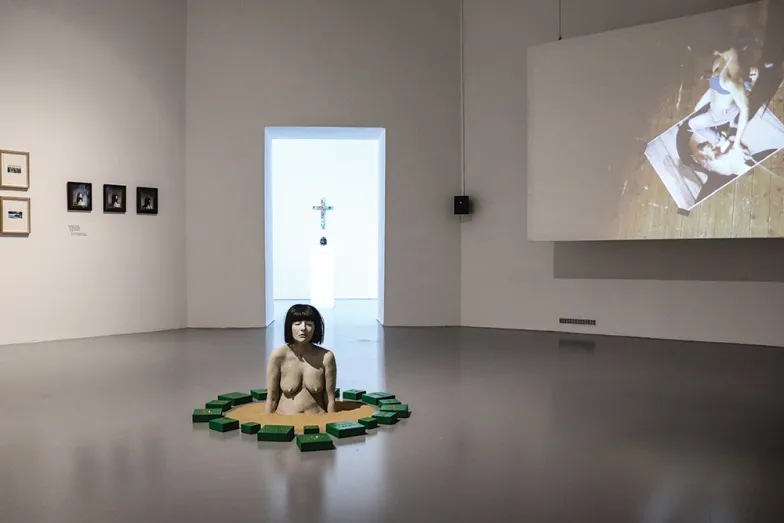 Tasleem Mulhall, Ukamienowana, 2015, kamień, drewno; na drugim planie Firoozeh. Bazrafkan, Skakanka, 2011, wideo. CSW, Warszawa, wrzesień 2021 r. PIOTR KOSIEWSKI