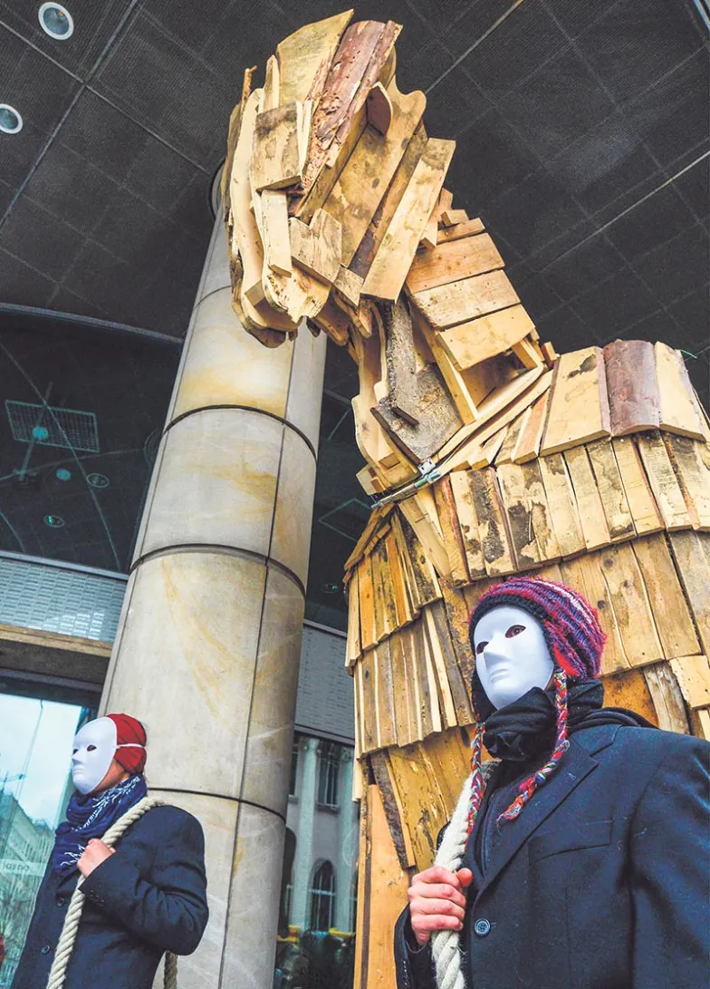 Protest przeciwko umowom handlowym TTIP, CETA i TISA przed przedstawicielstwem Komisji Europejskiej w Warszawie, 18 kwietnia 2015 r. / Fot. Mariusz Gaczyński / EAST NEWS