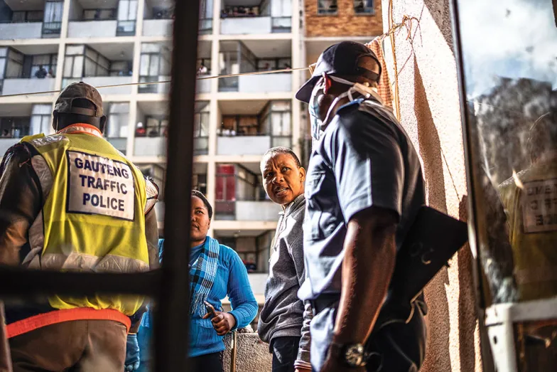 Policja podczas sprawdzania mieszkańców w ich prywatnych domach w Johannesburgu. Republika Południowej Afryki, 28 marca 2020 r. / MICHELE SPATARI / AFP / EAST NEWS