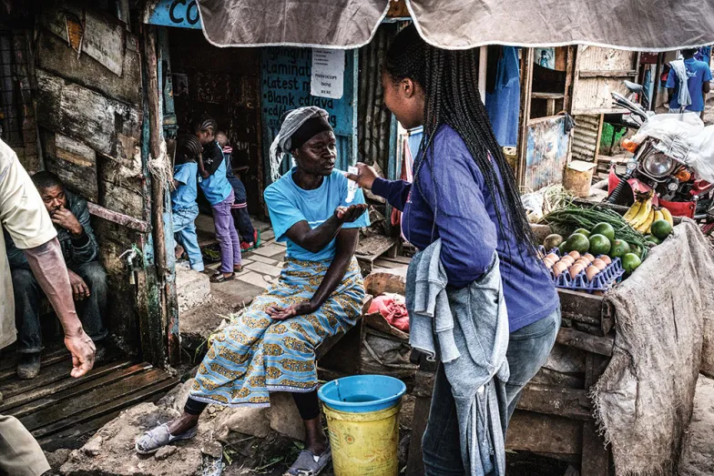 Wolontariuszka lokalnej organizacji pozarządowej w slumsach Kibera w Nairobi. Kenia, 18 marca 2020 r. / YASUYOSHI CHIBA / AFP / EAST NEWS