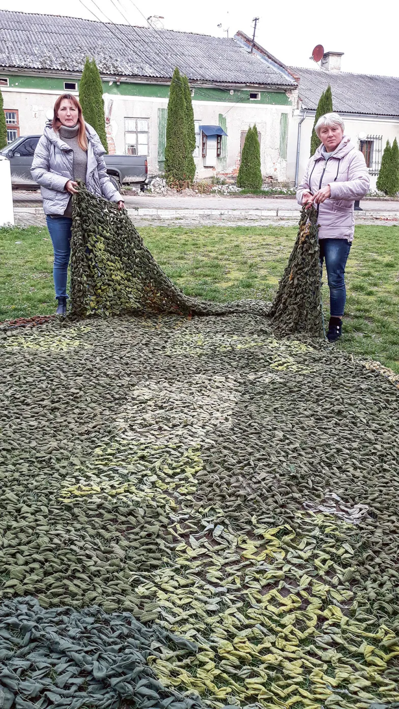 Oksana i Lesia z ich siatką maskującą. Niżankowice, listopad 2022 r. / fot. Wojciech Pięciak