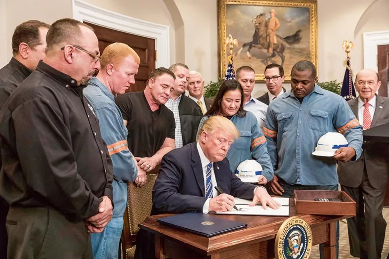 W obecności pracowników przemysłu stali i aluminium Donald Trump ustanawia cła zaporowe. Waszyngton, 8 marca 2018 r. / Fot. Joyce N. Boghosian / White House