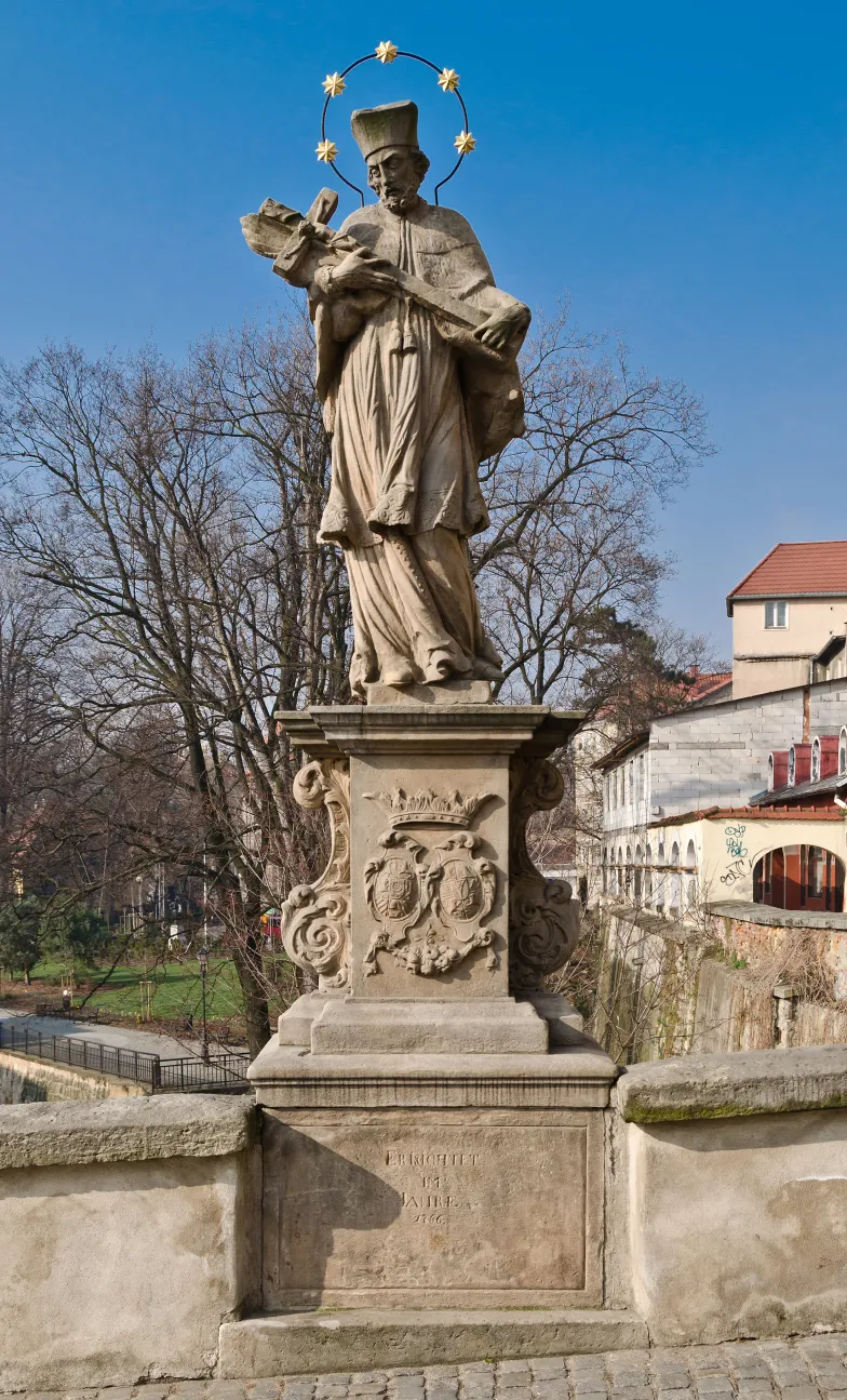 Figura św. Jana Nepomucena na moście na Młynówce w Kłodzku, pocz. XVIII w. / fot. Jacek Halicki / Wikimedia
