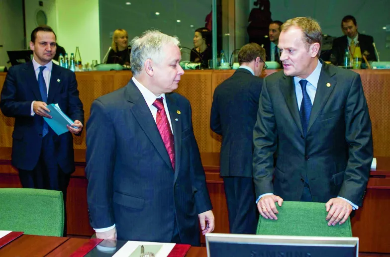 Słynny „spór o krzesło” pomiędzy prezydentem Lechem Kaczyńskim i premierem Donaldem Tuskiem podczas szczytu Uni Europejskiej. Bruksela, 12 grudnia 2008 r.  /  THIERRY MONASSE / REPORTER
