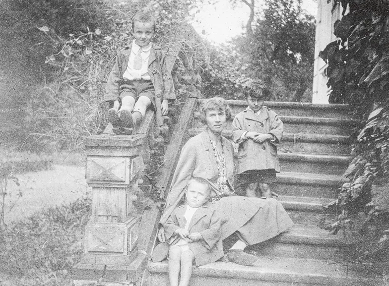 Zofia z Gieczewiczów Horodyńska z synami Dominikiem, Zbigniewem i Andrzejem na schodach dworu. Zbydniów 1927 r. / ARCHIWUM RODZINY HORODYŃSKICH