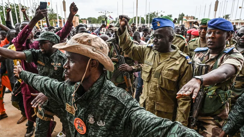 Zwolennicy wojskowego zamachu stanu w Nigrze. Sadion w Niamey, 6 sierpnia 2023 r. 
