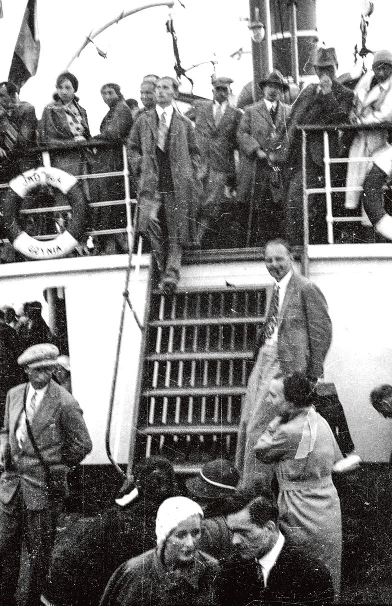 Pasażerowie na jednym ze statków białej floty – „Jadwidze”, 1933 r. / NARODOWE ARCHIWUM CYFROWE