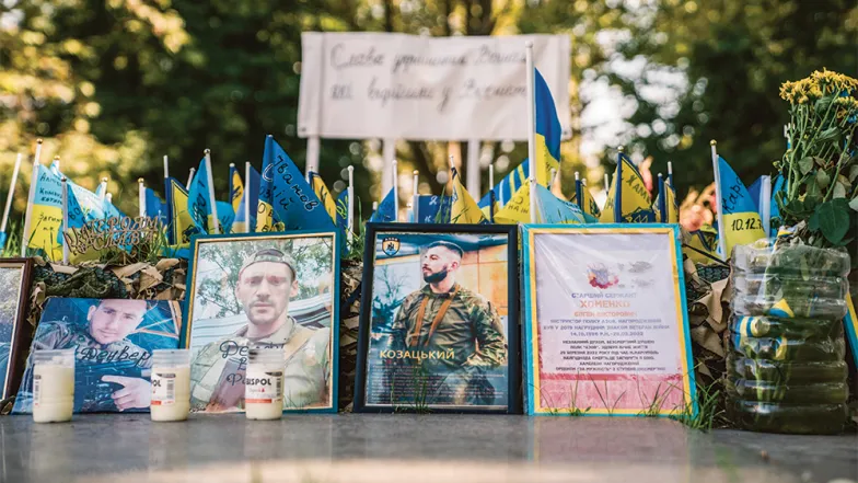 Zdjęcia, flagi i kwiaty upamiętniające poległych żołnierzy z Zaporoża / PAWEŁ PIENIĄŻEK