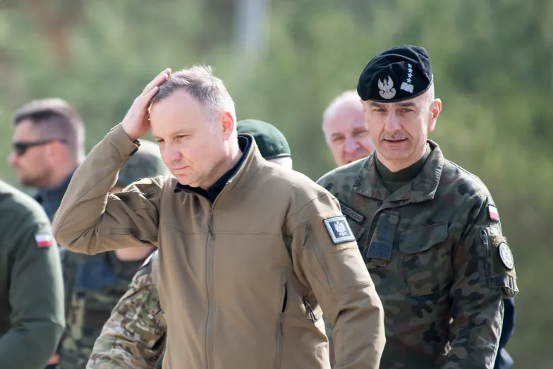 Prezydent Andrzej Duda i szef sztabu generalnego generał armii Rajmund Andrzejczak, Centralny Poligon Sił Powietrznych, Ustka, 3 maja 2023 r. / WOJCIECH STRÓŻYK/REPORTER