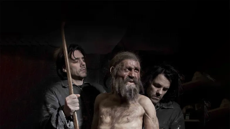 Rekonstrukcja Człowieka Lodu, Ötziego wraz z jej twórcami Alfonsem i Adrie Kennisami. 2011 r. / Heike Engel / Muzeum Archeologiczne Południowego Tyrolu 