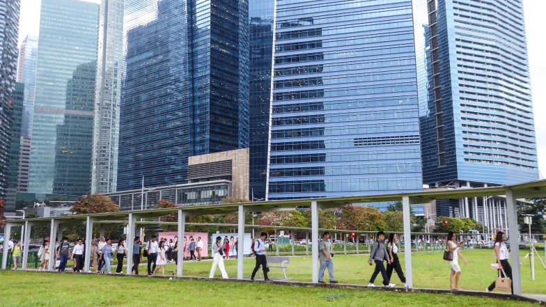 Pracownicy okolicznych biur w drodze na stację metra Bayfront. W Singapurze dzień pracy zwykle kończy się po godz. 18. Wrzesień 2023 r. / Fot. Marta Zdzieborska