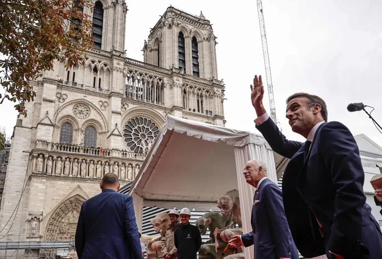 Król Karol III i prezydent Emmanuel Macron zwiedzają katedrę Notre-Dame w trakcie renowacji. Paryż, 21 września 2023 r / Christophe Petit Tesson / EPA / PAP
