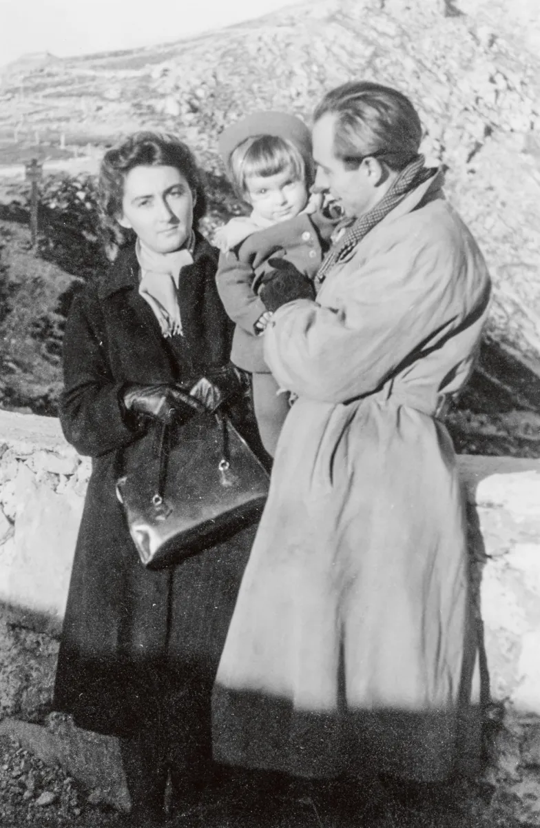 Wacław Felczak z Ewą Chciuk i jej córką po przerzuceniu rodziny Chciuków na Zachód. Austria, październik 1948 r. / Archiwum Nauki PAN i PAU