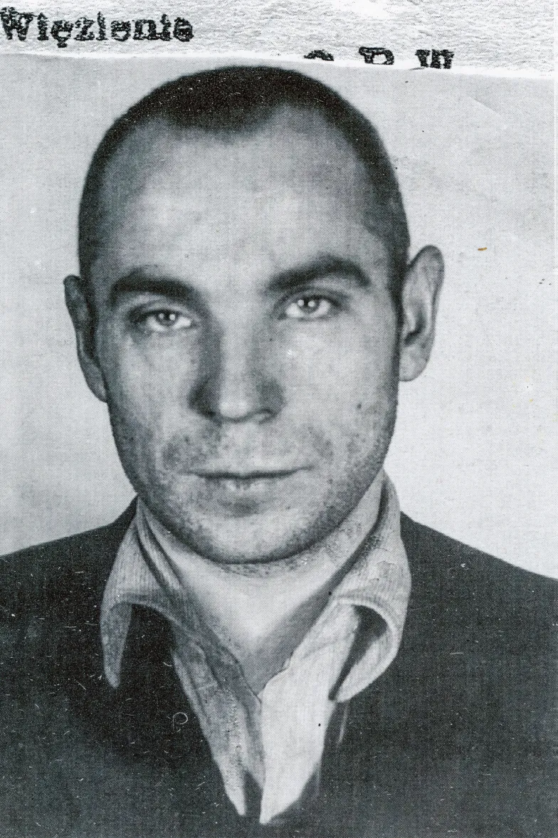 Zdjęcie z karty informacyjnej w związku ze zwolnieniem Felczaka z więzienia. Wronki, 1956 r. / Archiwum Nauki PAN i PAU Zdjęcie z karty informacyjnej w związku ze zwolnieniem Felczaka z więzienia. Wronki, 1956 r. / Archiwum Nauki PAN i PAU