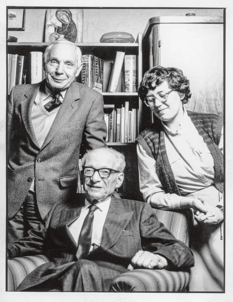 Wacław Felczak (z lewej), Henryk Wereszycki i Elżbieta Orman w mieszkaniu Wereszyckich. Kraków, ok. 1990 r.  / Konrad K. Pollesch / Archiwum Nauki PAN i PAU