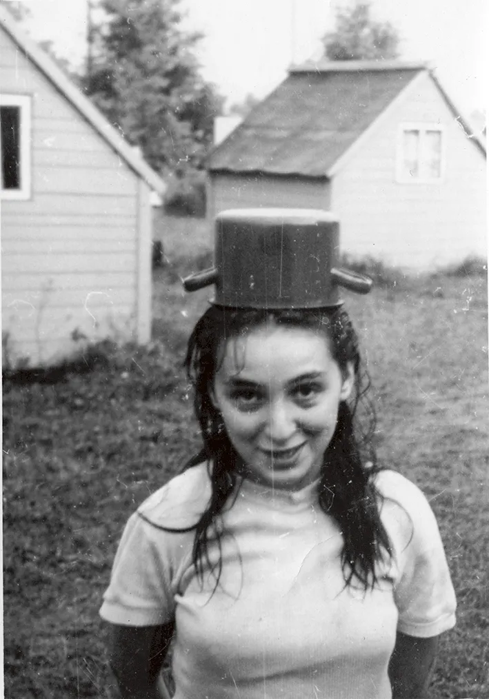 Dziewczyna z garnkiem na głowie / FOT. Archiwum prywatne
