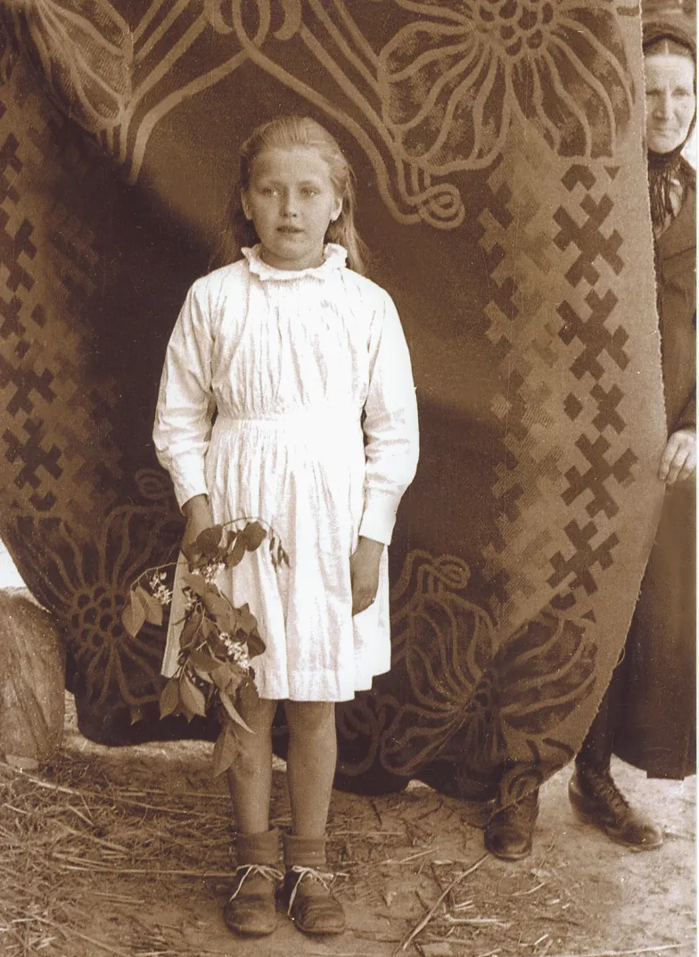 Fotografia Teodozji Drobik (z d. Podalak) lub Wincentego Podolaka ze zbiorów Adama Gąsianowskiego, Muzeum Starej Fotografii w Zamościu. NIEPRZEZROCZYSTE HISTORIE CHŁOPSKIEJ FOTOGRAFII AGNIESZKA PAJĄCZKOWSKA
