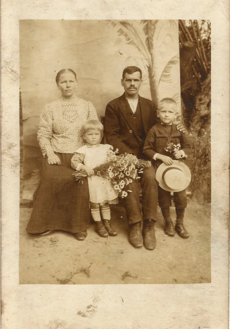 Fotografia Józefa Hycnara ze zbiorów Muzeum Ziemi Bieckiej w Bieczu (wcześniej w posiadaniu Wojciecha Hycnara) NIEPRZEZROCZYSTE HISTORIE CHŁOPSKIEJ FOTOGRAFII AGNIESZKA PAJĄCZKOWSKA