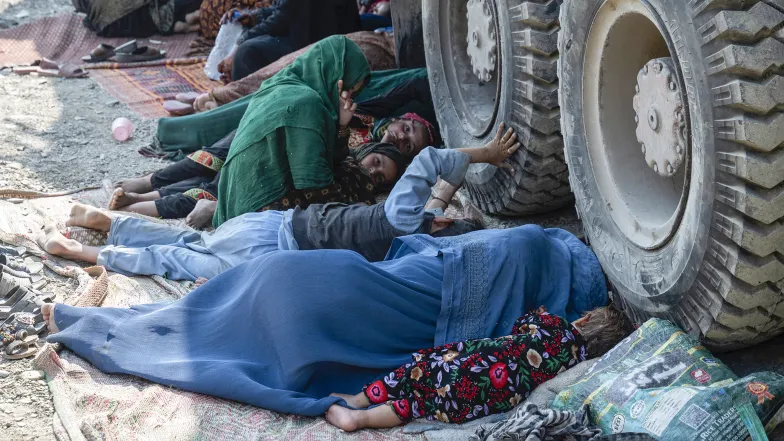 Afgańczycy uciekający z Pakistanu odpoczywają na przejściu granicznym Torkham. Nangarhar, Afganistan, 30.10.2023 r. / fot. Wakil KOHSAR / AFP/ East News