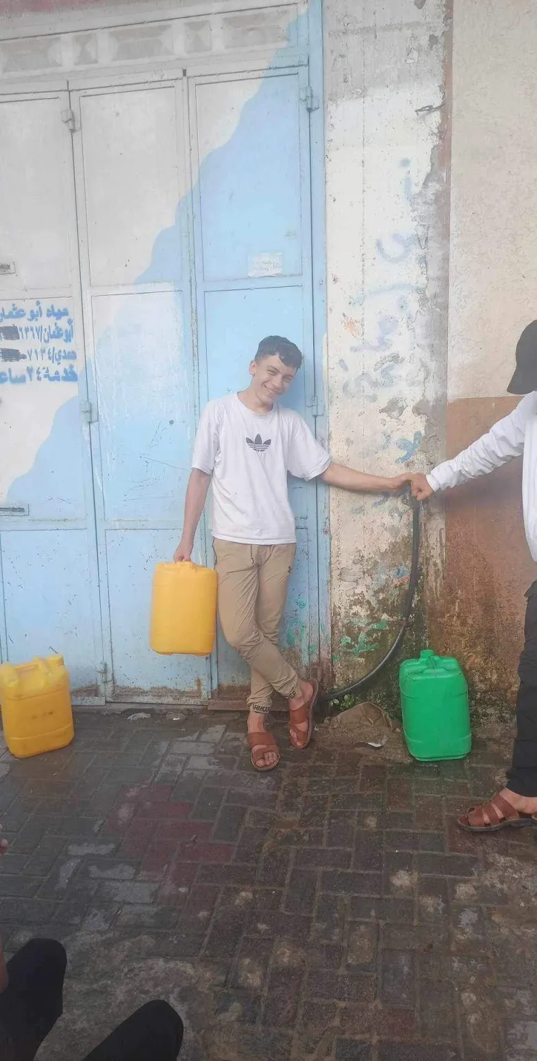 15-letni Mustafa, bratanek p. Samiry Ramadan, nosi wodę w baniakach, bo w domu nie ma do niej dostępu / ARCHIWUM PRYWATNE