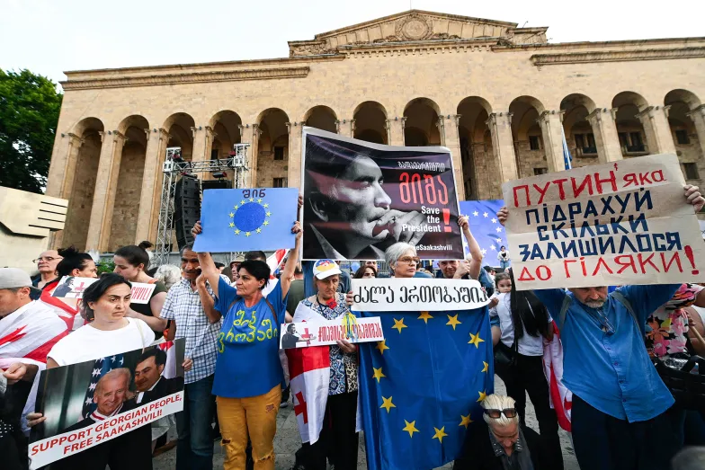 Dziesiątki tysięcy Gruzinów wyszło na ulice popierając członkostwo kraju w Unii Europejskiej, kilka dni po tym, jak Komisja Europejska zaleciła odroczenie kandydatury Gruzji. Tbilisi, 20 czerwca 2022 r. / VANO SHLAMOV / AFP / EAST NEWS