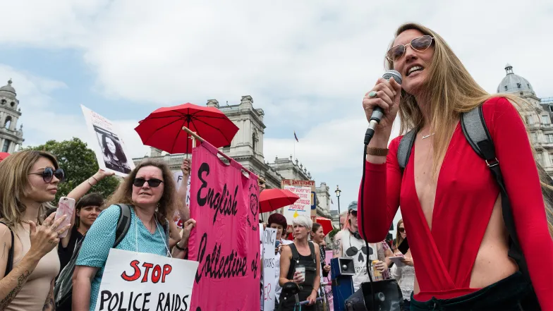 Protest pracownic seksualnych i aktywistek przed brytyjskim parlamentem debatującym o delegalizacji internetowych platform sex biznesu. Londyn, 2018 r. / Fot. Wiktor Szymanowicz / Future Publishing / Getty Images Protest pracownic seksualnych i aktywistek przed brytyjskim parlamentem debatującym o delegalizacji internetowych platform sex biznesu. Londyn, 2018 r. / Fot. Wiktor Szymanowicz / Future Publishing / Getty Images