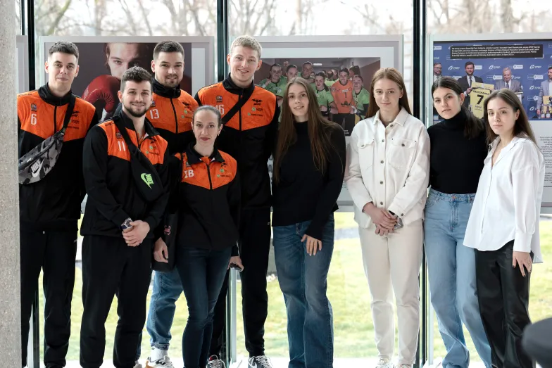 Siatkarze Barkomu Każany Lwów i piłkarki ręczne Galiczanki Lwów w Centrum Olimpijskim w Warszawie podczas wernisażu wystawy „Maraton solidarności” / Fot. Paweł Konarzewski