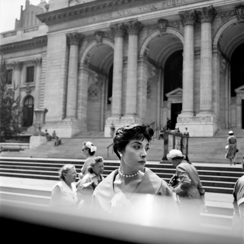 Vivian Maier, Kobieta przed biblioteką, Nowy Jork, 1954 r. 