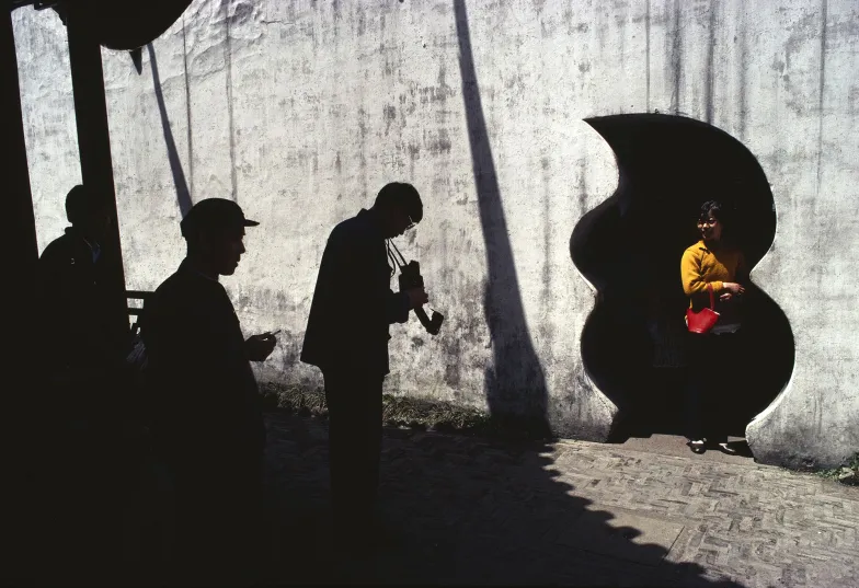 Bruno Barbey CHINY, Szanghaj. Ogród Yuyuan – zabytkowy kompleks na terenie Starego Miasta 1980