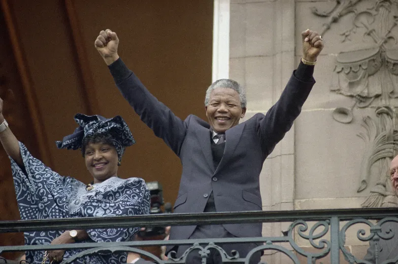 Nelson Mandela i jego żona Winnie podczas wizyty w Strasburgu, gdzie Mandela przemawiał w Parlamencie Europejskim. 13 czerwca 1990 r. / fot: Christian Lutz / AP / East News Nelson Mandela i jego żona Winnie podczas wizyty w Strasburgu, gdzie Mandela przemawiał w Parlamencie Europejskim. 13 czerwca 1990 r. / fot: Christian Lutz / AP / East News