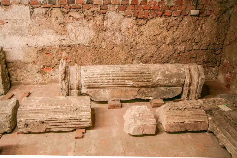 Anastyloza obramienia okiennego i kolumna międzyokienna, XVI w. // fot. materiały Zamku Królewskiego na Wawelu