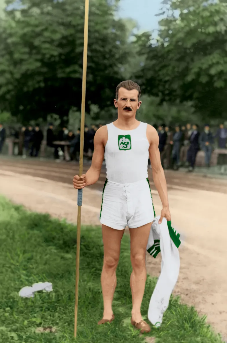 Julian Gruner podczas zawodów w rzucie oszczepem. Widoczne na koszulce logo AZS, zwyciężyło w konkursie w 1922 r. / NARODOWE ARCHIWUM CYFROWE INSTYTUT PAMIĘCI NARODOWEJ / ZBIORY EWY GRUNER-ŻARNOCH