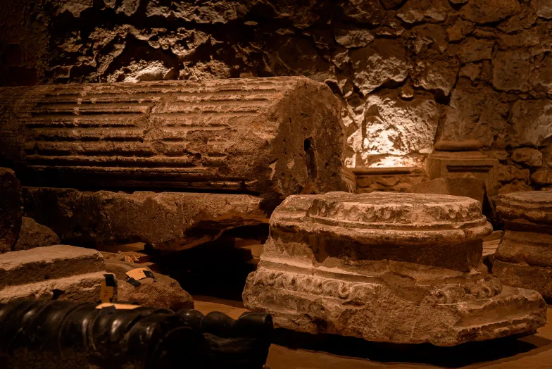 Elementy kolumny międzyokiennej, XVI w. // fot. materiały Zamku Królewskiego na Wawelu