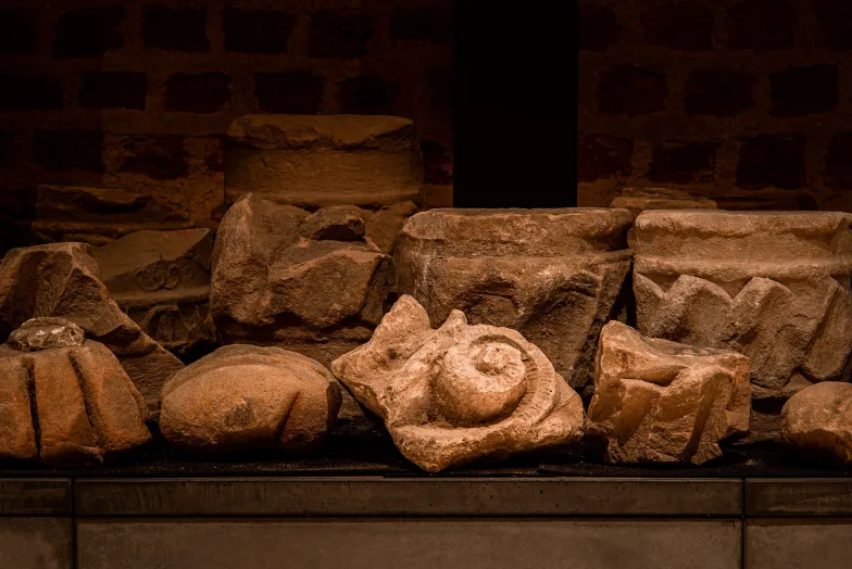 Detale architektoniczne pochodzące z galerii krużgankowych, XVI w. // fot. materiały Zamku Królewskiego na Wawelu