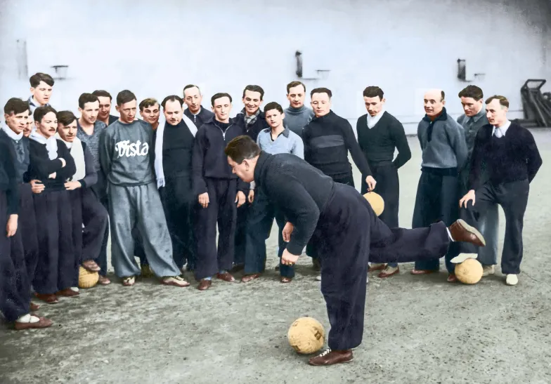 Trener reprezentacji Polski Marian Spojda demonstruje prawidłowe uderzenie w piłkę, 1939 r. / Narodowe Archiwum Cyfrowe Trener reprezentacji Polski Marian Spojda demonstruje prawidłowe uderzenie w piłkę, 1939 r. / Narodowe Archiwum Cyfrowe