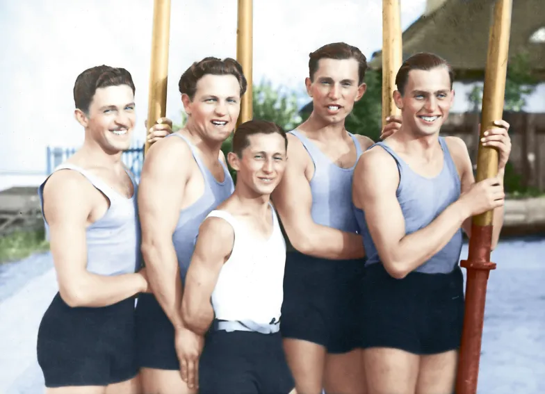 Czwórka ze sternikiem podczas igrzysk w Los Angeles. Od lewej: Edward Kobyliński, Stanisław Urban, sternik Jerzy Skolimowski, Janusz Ślązak i Jerzy Braun, 1932 r. / Fot. Narodowe Archiwum Cyfrowe