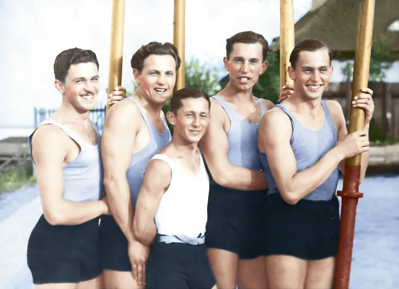 Czwórka ze sternikiem podczas igrzysk w Los Angeles. Od lewej: Edward Kobyliński, Stanisław Urban, sternik Jerzy Skolimowski, Janusz Ślązak i Jerzy Braun, 1932 r. / Fot. Narodowe Archiwum Cyfrowe Czwórka ze sternikiem podczas igrzysk w Los Angeles. Od lewej: Edward Kobyliński, Stanisław Urban, sternik Jerzy Skolimowski, Janusz Ślązak i Jerzy Braun, 1932 r. / Fot. Narodowe Archiwum Cyfrowe