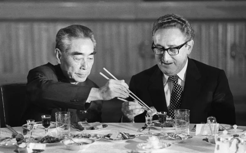 Henry Kissinger podczas bankietu z premierem Chin Zhou Enlai. Pekin, 10 listopada 1973 r. / Bettmann / Getty Images 