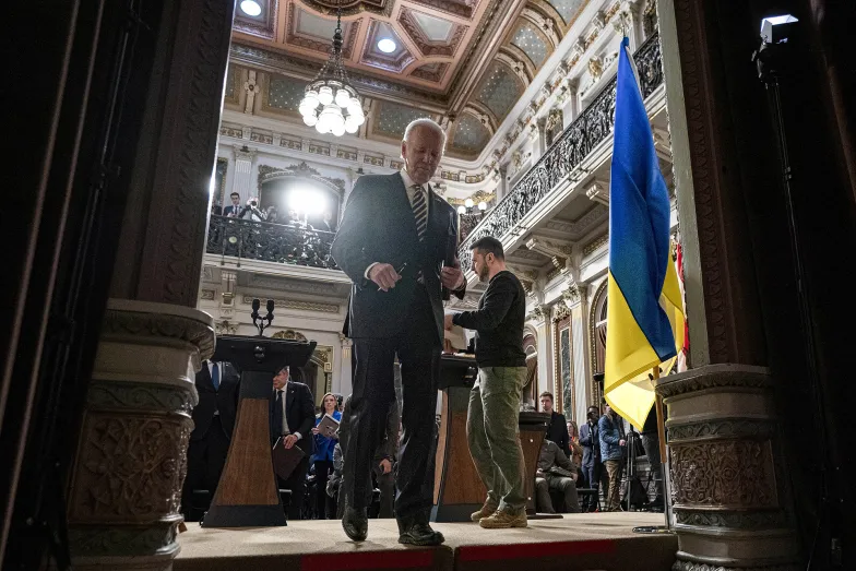Prezydent Joe Biden i prezydent Ukrainy Wołodymyr Zełenski po konferencji prasowej w Białym Domu. Waszyngton, 12 grudnia 2023 r.  Fot. Andrew Harnik / AP / East News