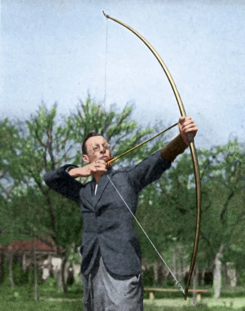 Zygmunt Łotocki gotów do strzału. Fotografia z podręcznika „Łucznictwo” jego autorstwa, Warszawa / BIBLIOTEKA NARODOWA 1934 r. / Zygmunt Łotocki gotów do strzału. Fotografia z podręcznika „Łucznictwo” jego autorstwa, Warszawa / BIBLIOTEKA NARODOWA 1934 r. /