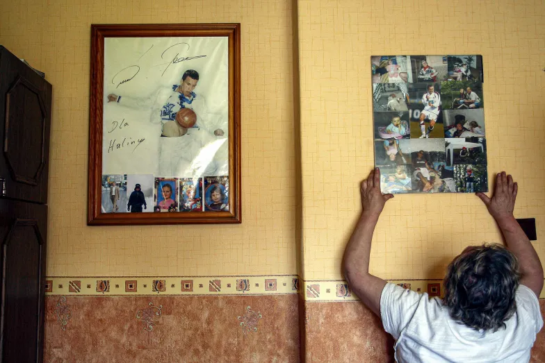 Plakaty i zdjęcia Podolskiego w mieszkaniu pani Haliny, ciotki Lukasa. Gliwice, czerwiec 2008 r. / fot. GRZEGORZ CELEJEWSKI / Agencja Wyborcza.pl