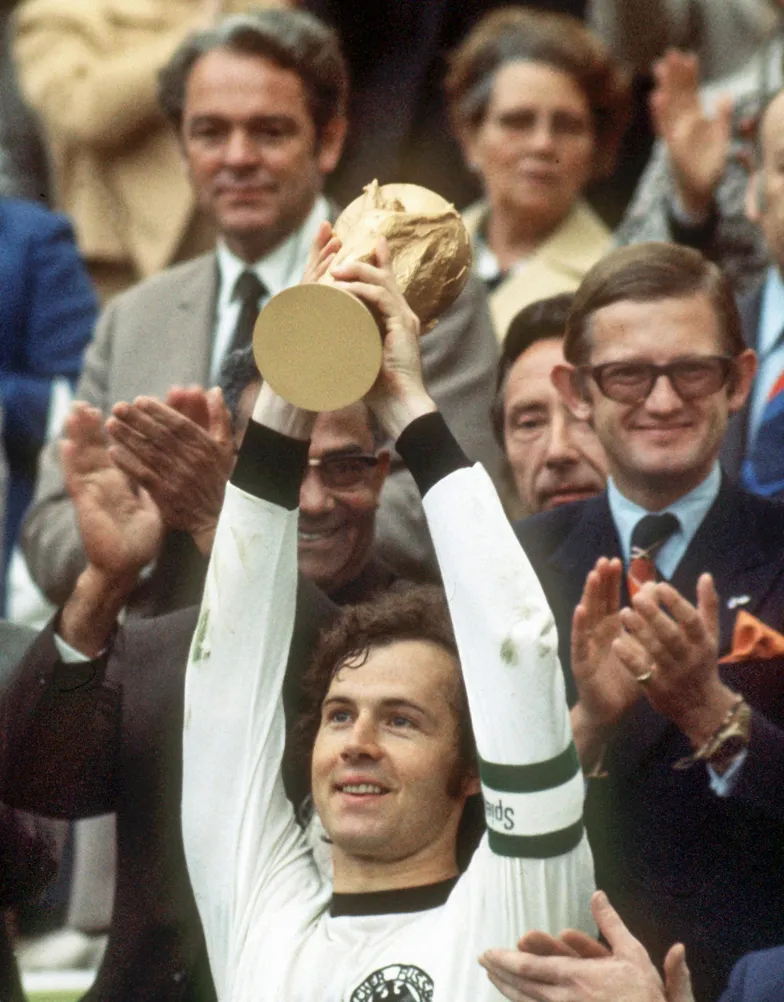 Franz Beckenbauer po zwycięstwie w Pucharze Świata w piłce nożnej. Monachium, 7 lipca 1974 r. / fot. Reeh Hartmut / DPA / AFP / EAST NEWS