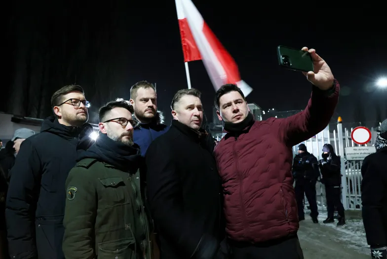 Posłowie PiS (Radosław Fogiel, Janusz Cieszyński i Przemysław Czarnek) przed aresztem śledczym, Warszawa, 9 stycznia 2024 r. // Fot. Paweł Wodzyński / East News Posłowie PiS (Radosław Fogiel, Janusz Cieszyński i Przemysław Czarnek) przed aresztem śledczym, Warszawa, 9 stycznia 2024 r. // Fot. Paweł Wodzyński / East News