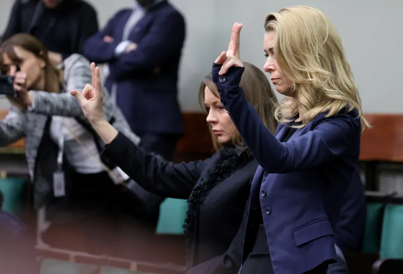 2. posiedzenie Sejmu X kadencji. Barbara Kamińska i Roma Wąsik – żony byłych posłów na galerii sejmowej. Warszawa, 16 stycznia 2024 r. / fot. Piotr Molecki/East News